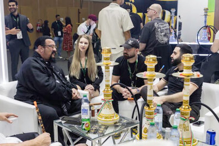 往届 World Shisha Dubai 展会现场，宾客在展位休息区交流